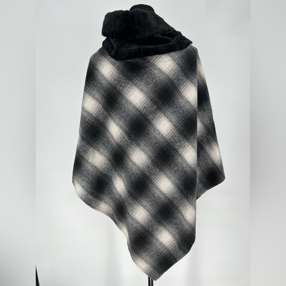 COCO + CARMEN PONCHO NWOT FAUX FUR TALL BLACK COLLAR SOFT PLAID PONCHO‎